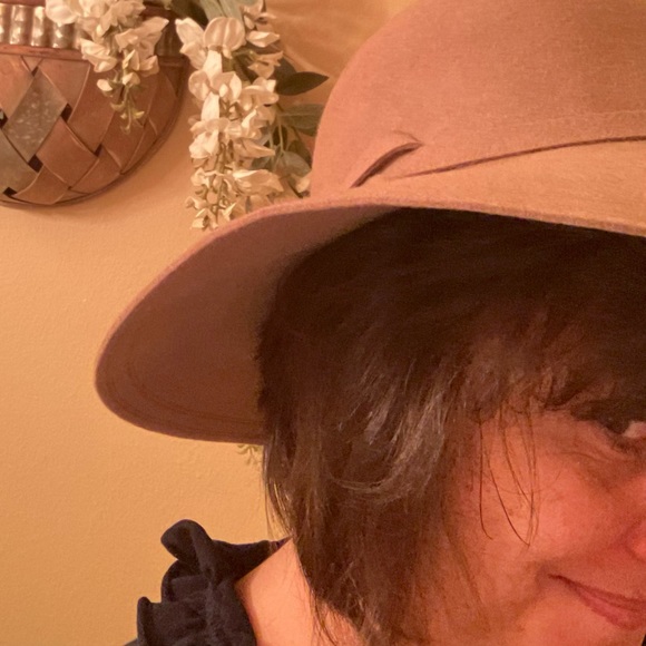 Betmar New York 100% Wool Tan Round Large Rim Cowgirl Hat w/Soft Top & Tie Band - Picture 4 of 15